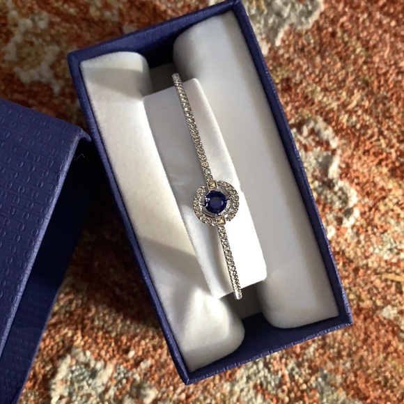 NIB Swarovski Crystal Dancing blue crystal pavé bracelet - Picture 3 of 5
